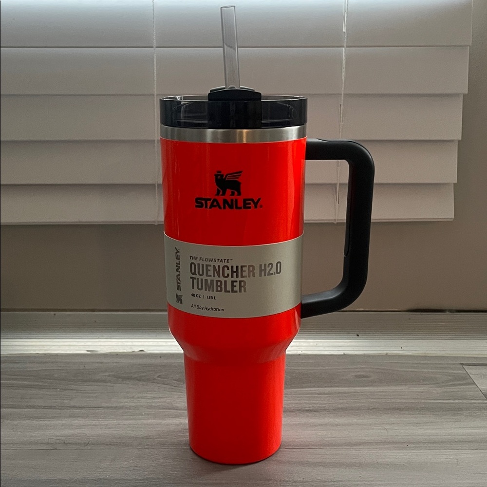 NWT STANLEY Quencher H2.0 FlowState Stainless Steel 40 oz Neon Orange